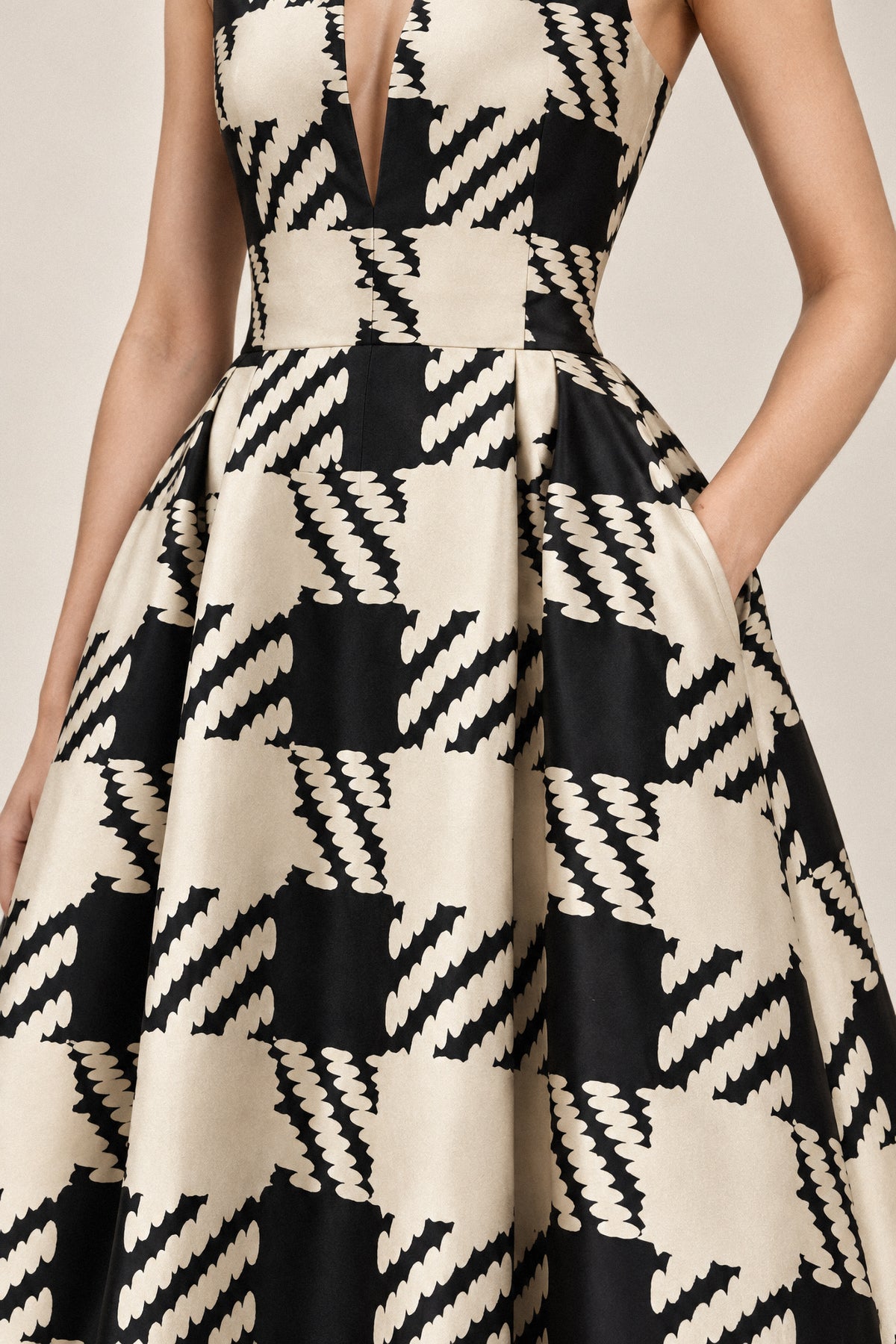 OVERSCALE HOUNDSTOOTH SILK GOWN